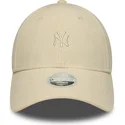 bezowa-zakrzywiona-czapka-regulowana-dla-kobiet-9forty-mini-cord-new-york-yankees-mlb-new-era