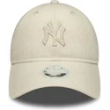 bezowa-regulowana-czapka-z-daszkiem-z-bezowym-logo-dla-kobiet-9twenty-midi-linen-new-york-yankees-mlb-new-era
