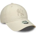 beige-verstellbare-curved-cap-mit-beigem-logo-fur-damen-9twenty-midi-linen-der-new-york-yankees-mlb-von-new-era