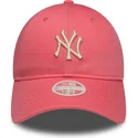 rozowa-regulowana-czapka-z-zakrzywionym-daszkiem-z-bezowym-logo-dla-kobiet-9twenty-league-essential-midi-new-york-yankees-mlb-ne