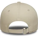 beige-verstellbare-curved-cap-fur-damen-9twenty-living-the-dream-slogan-von-new-era