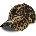 bojd-justerbar-leopardkeps-med-svart-logotyp-for-dam-9twenty-leopard-fran-new-york-yankees-mlb-av-new-era