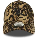 bojd-justerbar-leopardkeps-med-svart-logotyp-for-dam-9twenty-leopard-fran-new-york-yankees-mlb-av-new-era