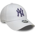 biala-regulowana-czapka-z-zakrzywionym-daszkiem-z-fioletowym-logo-dla-kobiet-9forty-league-essential-new-york-yankees-mlb-new-er