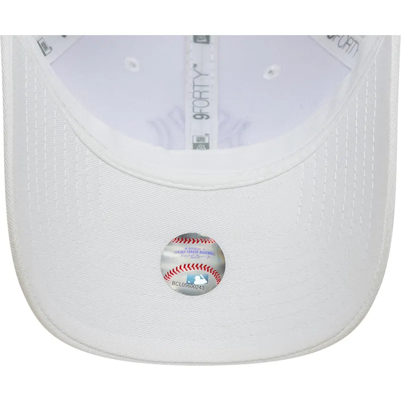 cap-curbata-white-adjustable-strap-9forty-league-essential-de-new-york-yankees-mlb-de-new-era cap-curbata-white-adjustable-strap-9forty-league-essential-de-new-york-yankees-mlb-de-new-era