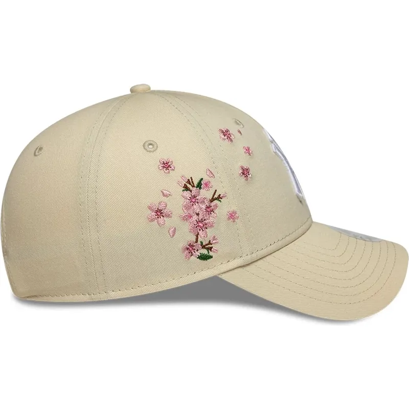 bezowa-regulowana-czapka-z-zakrzywionym-daszkiem-dla-kobiet-9forty-floral-icon-side-new-york-yankees-mlb-new-era
