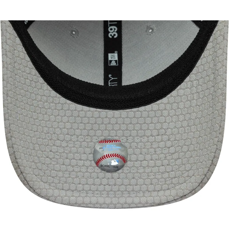 szara-dopasowana-czapka-z-zakrzywionym-daszkiem-39thirty-stretch-mesh-new-york-yankees-mlb-new-era