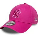 rozowa-regulowana-czapka-z-zakrzywionym-daszkiem-z-rozowym-logo-9forty-team-outline-new-york-yankees-mlb-new-era