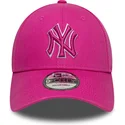 casquette-courbee-rose-ajustable-avec-logo-rose-9forty-team-outline-new-york-yankees-mlb-new-era