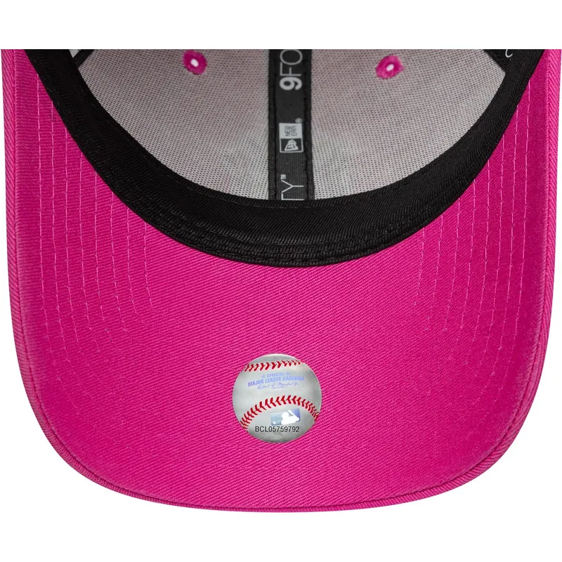 verstellbare-rosa-kappe-mit-gebogenem-schirm-und-rosa-logo-9forty-team-outline-der-new-york-yankees-mlb-von-new-era