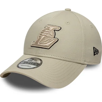 Cappellino curvo beige regolabile con logo beige 9FORTY Team Outline dei Los Angeles Lakers NBA di New Era