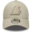 cappellino-curvo-beige-regolabile-con-logo-beige-9forty-team-outline-dei-los-angeles-lakers-nba-di-new-era