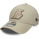 cappellino-curvo-beige-regolabile-con-logo-beige-9forty-team-outline-dei-los-angeles-lakers-nba-di-new-era