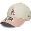 beige-und-rosa-verstellbare-curved-cap-mit-rosa-logo-9forty-world-series-patch-der-los-angeles-dodgers-mlb-von-new-era