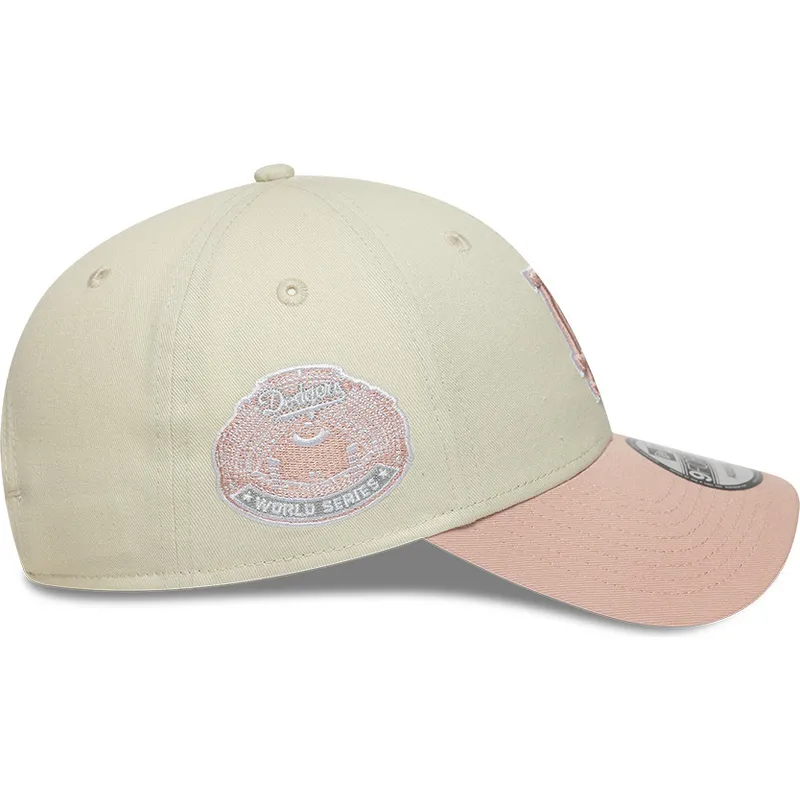 beige-und-rosa-verstellbare-curved-cap-mit-rosa-logo-9forty-world-series-patch-der-los-angeles-dodgers-mlb-von-new-era
