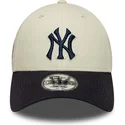 bezowa-i-granatowa-regulowana-czapka-z-zakrzywionym-daszkiem-z-granatowym-logo-9forty-world-series-new-york-yankees-mlb-new-era