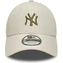 bezowa-regulowana-czapka-trucker-z-zielonym-logo-9forty-homefield-midi-new-york-yankees-mlb-new-era