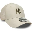 bezowa-regulowana-czapka-trucker-z-zielonym-logo-9forty-homefield-midi-new-york-yankees-mlb-new-era