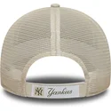 bezowa-regulowana-czapka-trucker-z-zielonym-logo-9forty-homefield-midi-new-york-yankees-mlb-new-era