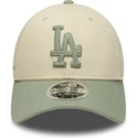 gorra-curva-beige-y-verde-snapback-con-logo-verde-9forty-m-crown-side-script-de-los-angeles-dodgers-mlb-de-new-era