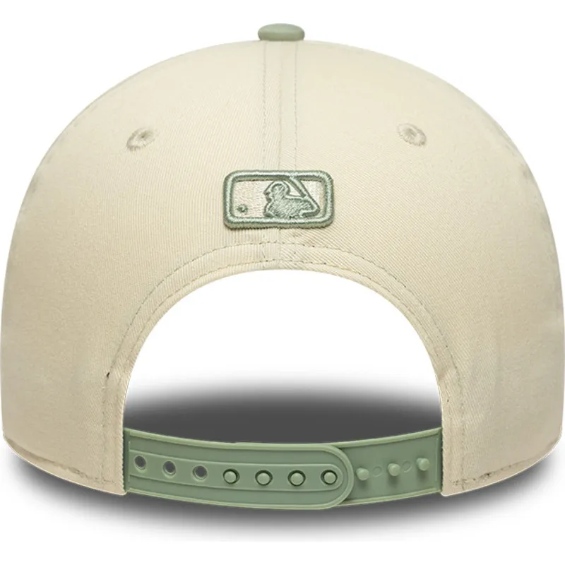 casquette-courbee-beige-et-verte-snapback-avec-logo-vert-9forty-m-crown-side-script-los-angeles-dodgers-mlb-new-era