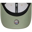 beige-und-grune-gebogene-snapback-kappe-mit-grunem-logo-9forty-m-crown-side-script-der-los-angeles-dodgers-mlb-von-new-era