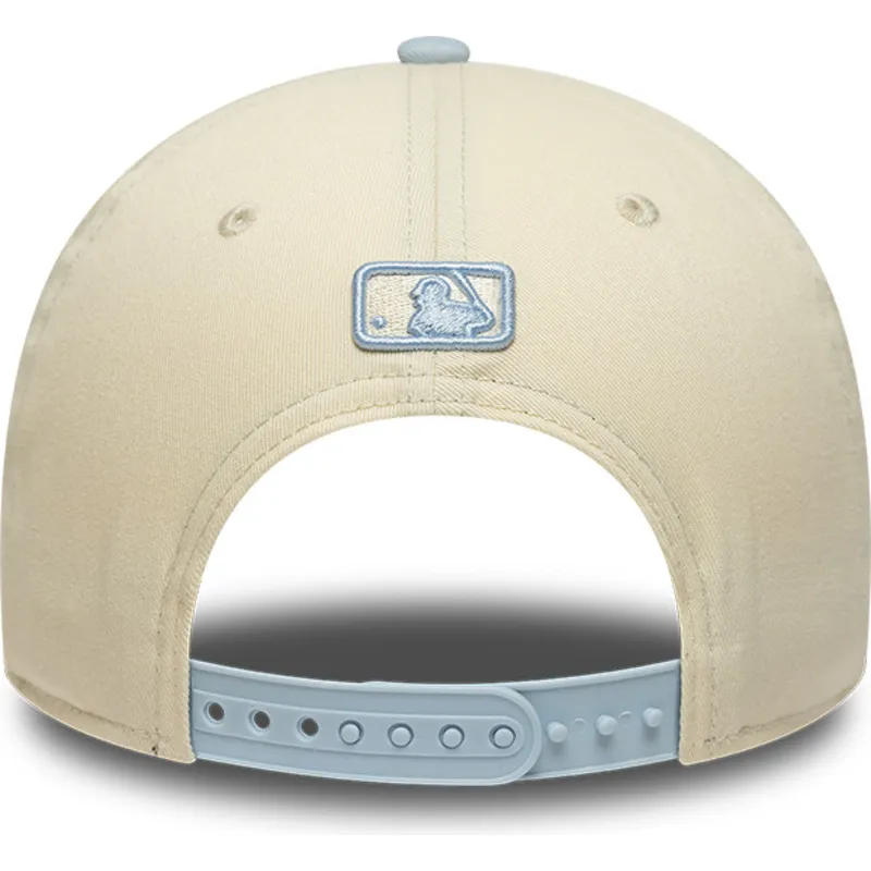 casquette-courbee-beige-et-bleue-snapback-avec-logo-bleu-9forty-m-crown-side-script-new-york-yankees-mlb-new-era
