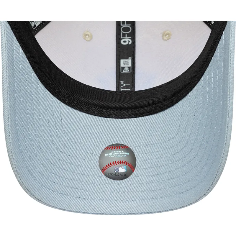 gorra-curva-beige-y-azul-snapback-con-logo-azul-9forty-m-crown-side-script-de-new-york-yankees-mlb-de-new-era
