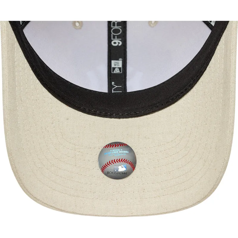 beige-gebogene-snapback-kappe-9forty-m-crown-linen-der-new-york-yankees-mlb-von-new-era