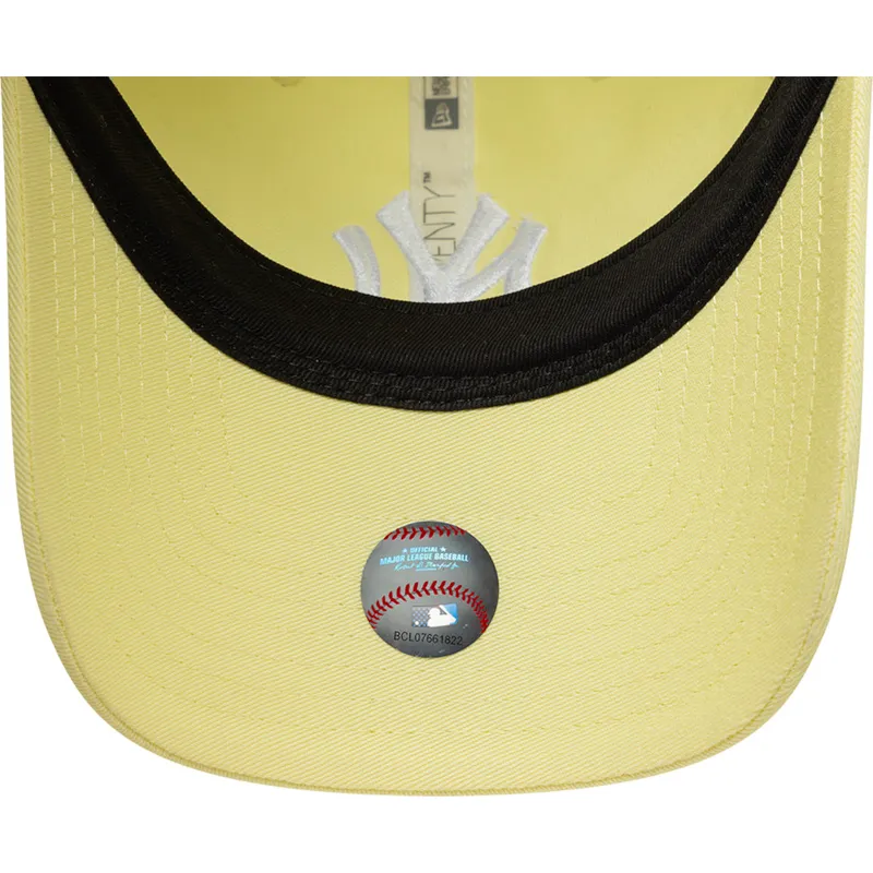 gelbe-helle-gebogene-verstellbare-kappe-9twenty-league-essential-von-new-york-yankees-mlb-von-new-era