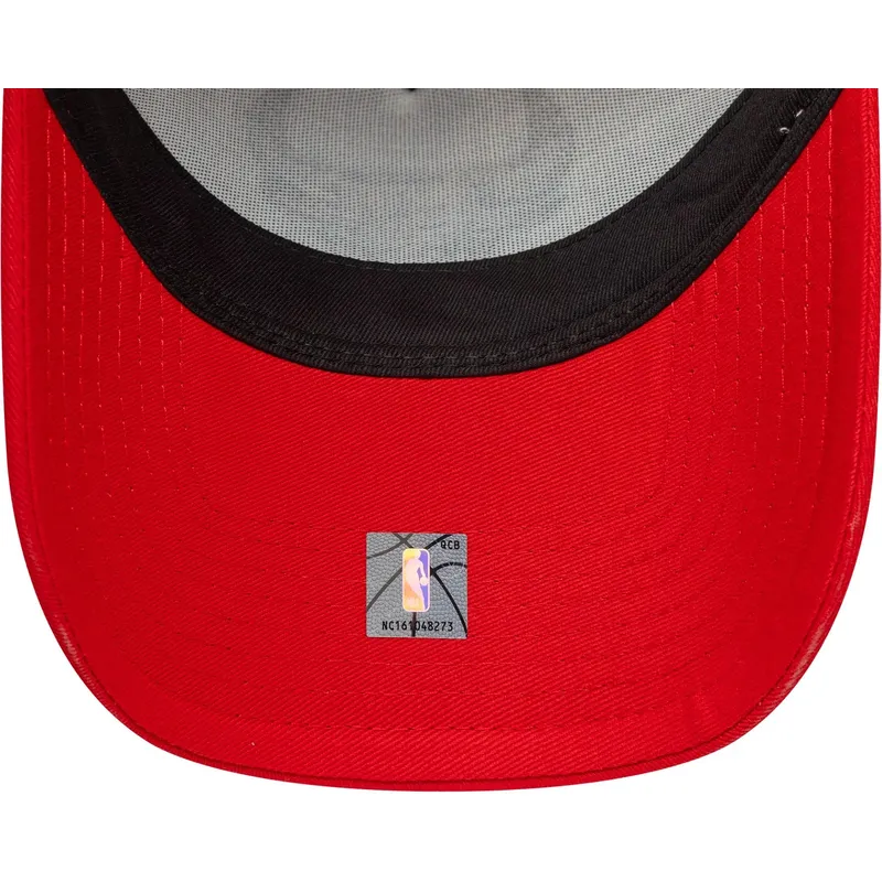 cappellino-trucker-rosso-e-bianco-a-frame-side-patch-dei-chicago-bulls-nba-di-new-era