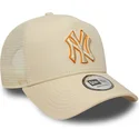 cappellino-trucker-beige-con-logo-beige-a-frame-outline-di-new-york-yankees-mlb-di-new-era