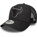 svart-trucker-keps-med-svart-a-frame-outline-logotyp-fran-chicago-bulls-nba-av-new-era