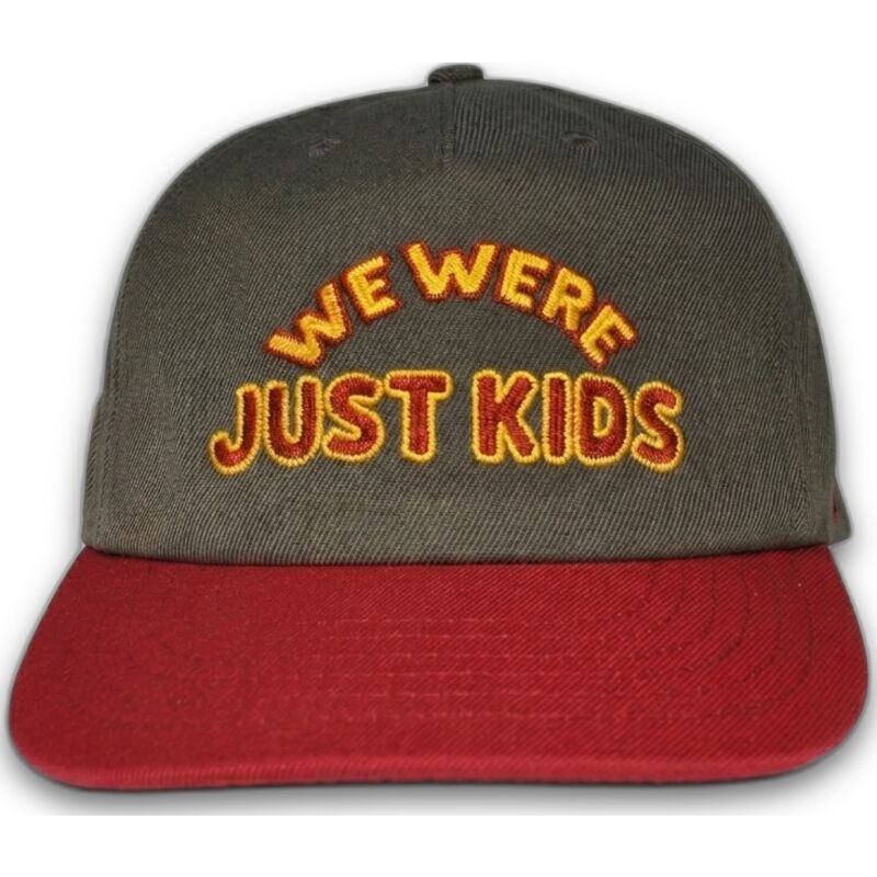 graue-und-rote-gebogene-snapback-kappe-just-kids-the-retro-von-homenage