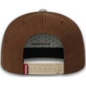 dunkelbraune-flache-snapback-kappe-squadron-military-surplus-the-retro-von-homenage