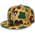 flache-kappe-camouflage-angepasst-mit-beigem-logo-59fifty-camo-von-new-york-yankees-mlb-von-new-era