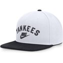 cap-plata-white-snapback-cooperstown-dri-fit-pro-structured-square-bill-de-new-york-yankees-mlb-de-nike