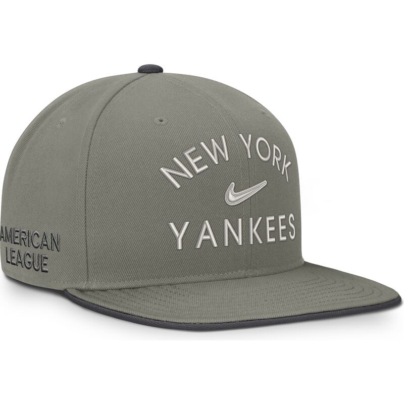 epci-plata-verzior-snapback-dri-fit-pro-structured-square-bill-de-new-york-yankees-mlb-de-nike