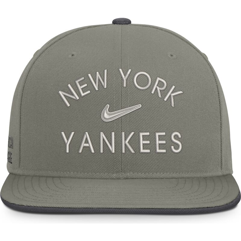 epci-plata-verzior-snapback-dri-fit-pro-structured-square-bill-de-new-york-yankees-mlb-de-nike