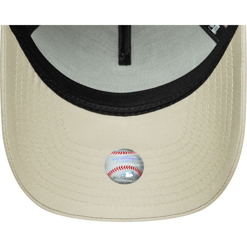epci-curbata-bej-snapback-dorado-e-frame-metallic-outline-de-new-york-yankees-mlb-de-new-era