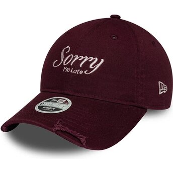 Șepci curbată roșu reglabilă 9TWENTY Slogan Sorry I'm Late de New Era
